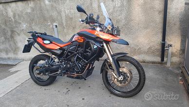 BMW f800gs con molti accessori 
