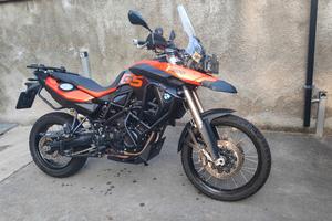 BMW f800gs con molti accessori 