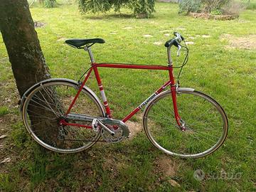 bicicletta da uomo ,su telaio da corsa .