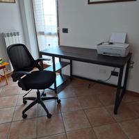 Scrivania da ufficio con sedia