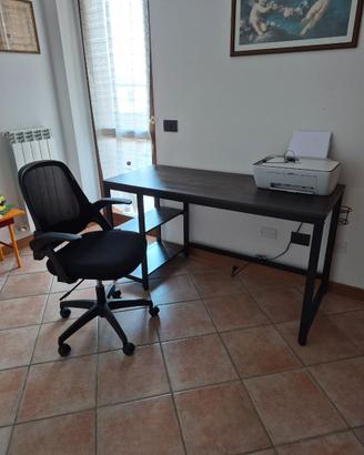 Scrivania da ufficio con sedia
