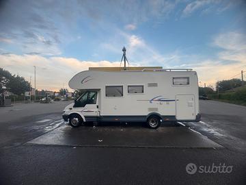 camper con garace grande e gancio traino