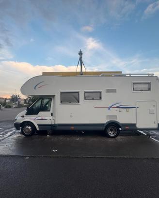 camper con garace grande e gancio traino