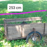 antico carretto in legno e ferro