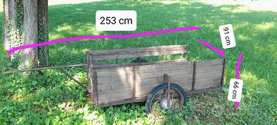 antico carretto in legno e ferro
