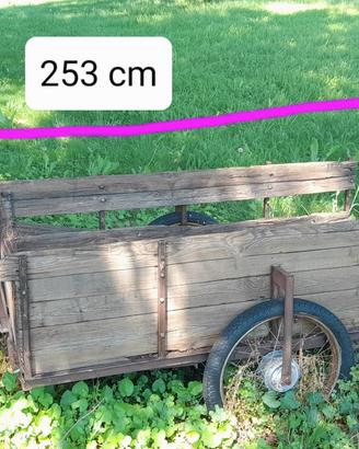 antico carretto in legno e ferro
