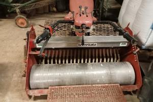 Macchina agricola semovente per seminare