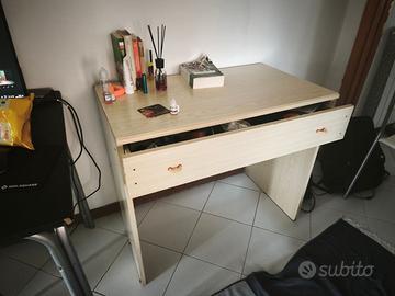 Scrivania in legno con cassetto