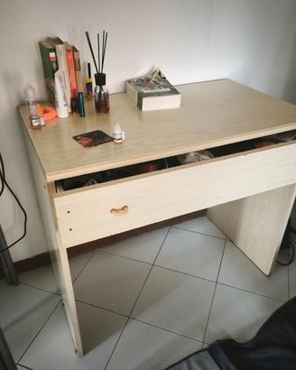 Scrivania in legno con cassetto