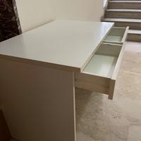 Scrivania con due cassetti