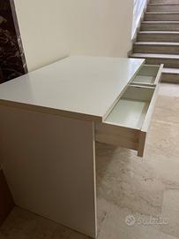 Scrivania con due cassetti