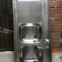 Lavandino in acciaio.