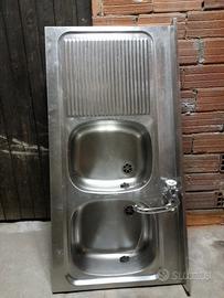 Lavandino in acciaio.