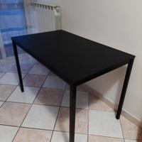 Tavolo in legno nero