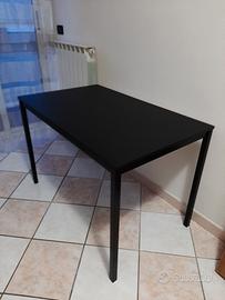 Tavolo in legno nero