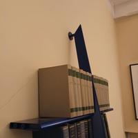 Libreria in acciaio di Philippe Starck blu