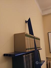 Libreria in acciaio di Philippe Starck blu