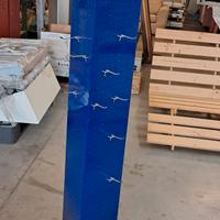 Espositore a colonna triangolare