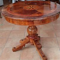 Tavolo tondo intarsiato