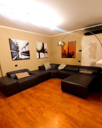 Divano angolare pelle grigia-da 4560€  a 1450€