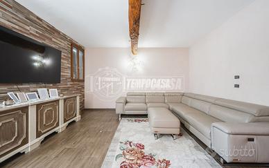 Villa con ampio giardino e magazzino