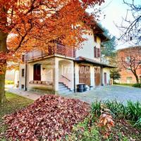 Villa singola divisa in due unità abitative