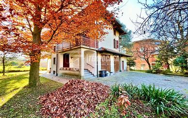 Villa singola divisa in due unità abitative