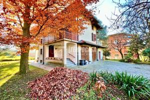 Villa singola divisa in due unità abitative