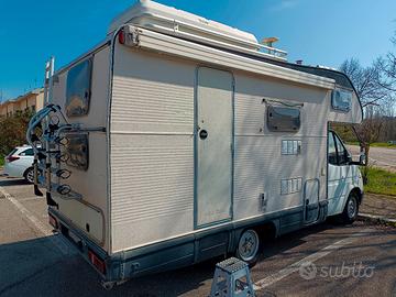 Camper Ford mansardato