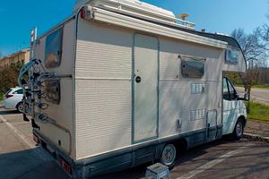 Camper Ford mansardato