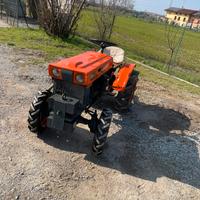 Trattore kubota con erpice e fresa