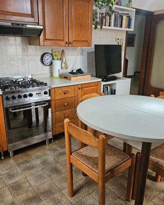 Mobili per cucina, lavello, tavolo e sedie