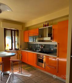 Cucina Febal con penisola laminato arancio lucido