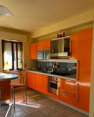 Cucina Febal con penisola laminato arancio lucido