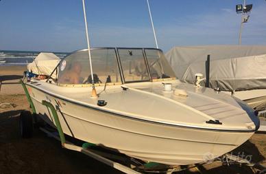 Motoscafo semicabinato