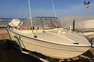 Motoscafo semicabinato