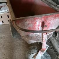 CARRELLO PORTA FARINA PER BESTIAME