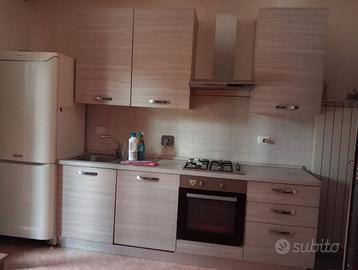 cucina con lavastoviglie