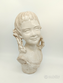 Busto di giovane donna
