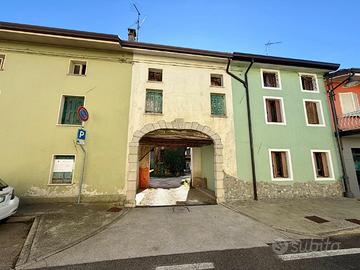 FABBRICATO IN LINEA DA RISTRUTTURARE