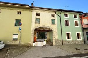 FABBRICATO IN LINEA DA RISTRUTTURARE