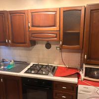 Cucina Classica in Legno con Elettrodomestici -