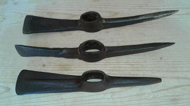 Picconi antichi in ferro battuto