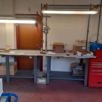 Banco da lavoro professionale con luce e prese 