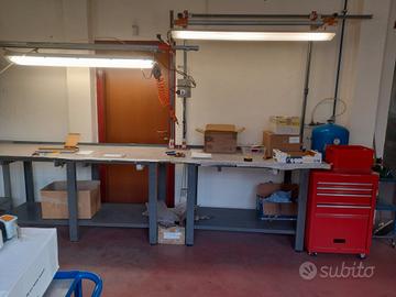 Banco da lavoro professionale con luce e prese 