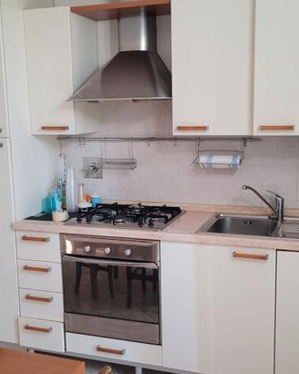 Cucina + tavolo e sedie.