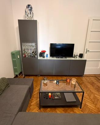 Mobile TV con vetrina ikea besta