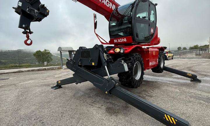 Carrello elevatore telescopico rotativo