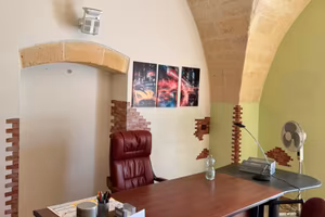 LOCALE USO UFFICIO/STUDIO COMPLETAMENTE