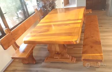 Tavolo e panche in legno di Cedro